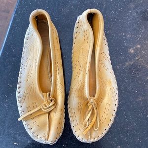 Manitobah Mukluks, Women’s Size 7 Deerskin Moccasins